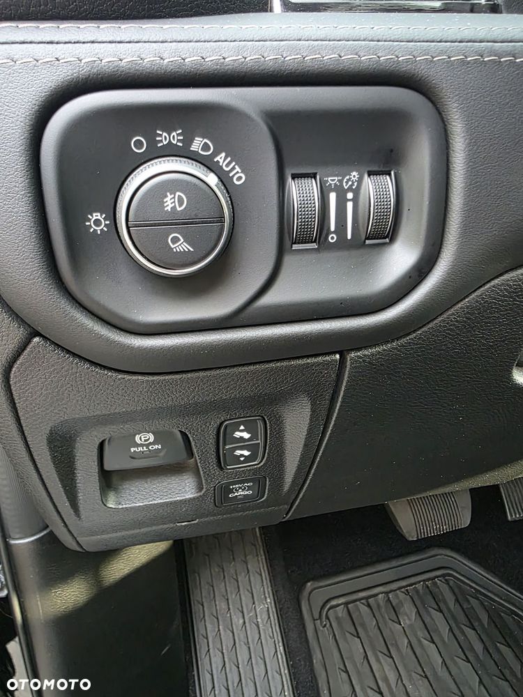 RAM 1500 Limited Night - 21