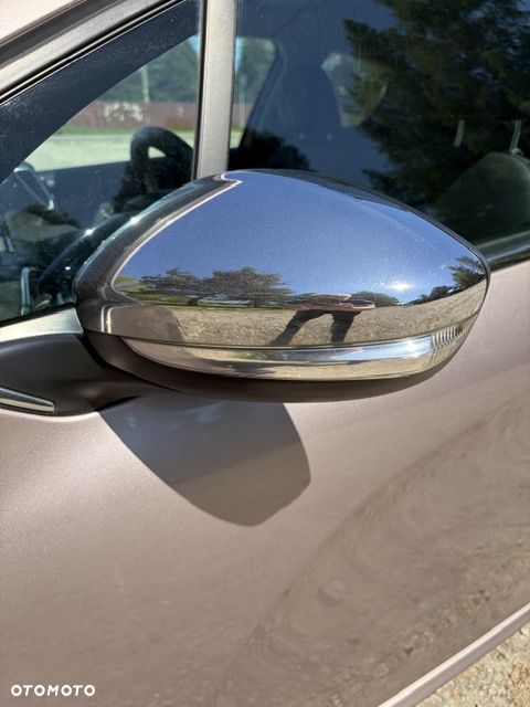 Peugeot 208 - 8