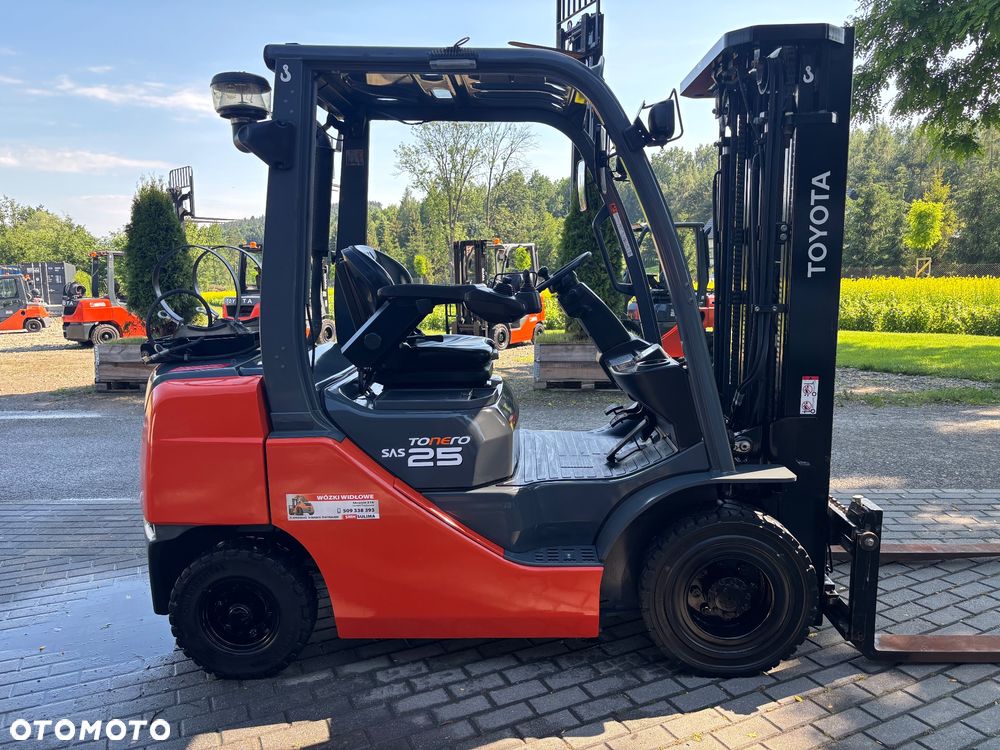 Toyota 8FGF25 diesel triplex KABINA 2022r 58500netto 4 sekcje - 1
