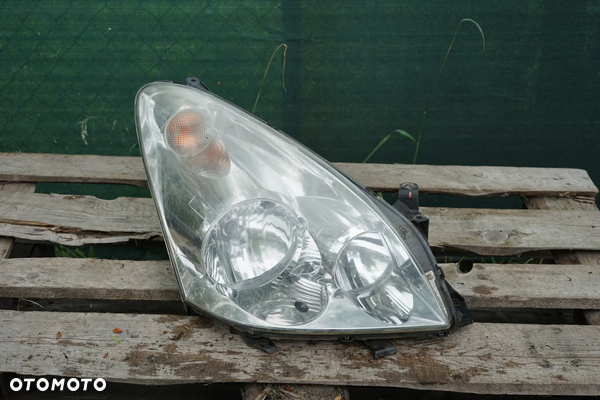 Lampa przód przednia prawa Toyota Corolla Verso II Anglik