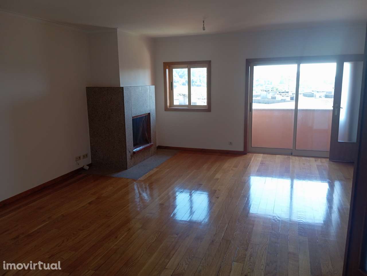 Apartamento amplo e soalheiro - Grande imagem: 2/16