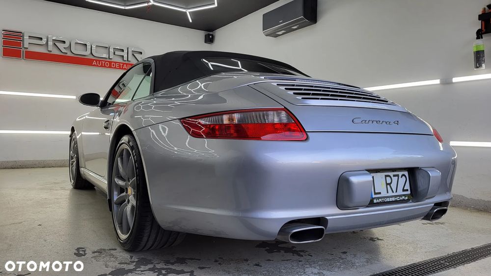 Porsche 911 Carrera 4 - 33