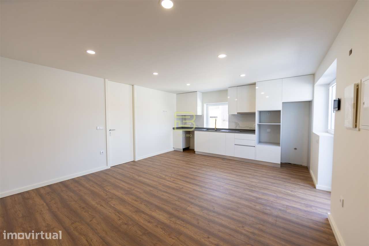 APARTAMENTO T2 totalmente RENOVADO, cozinha em OPEN SPACE, 2 Lugares d - Grande imagem: 3/23