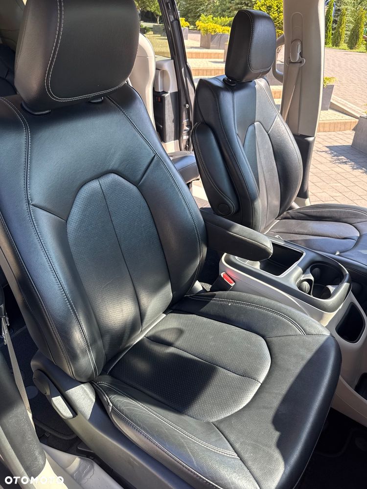 Chrysler Pacifica - 30