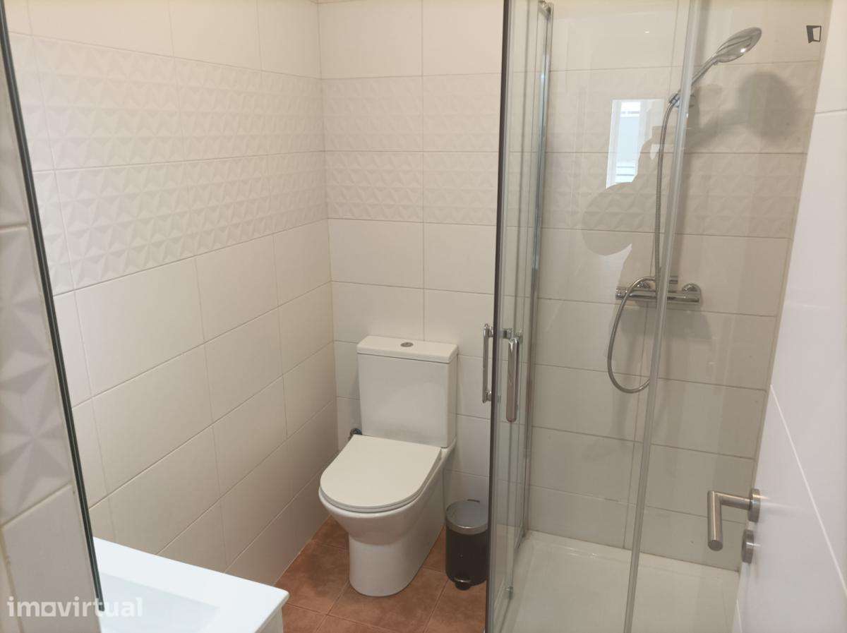 Quarto - localizado em Alameda Lisbon - Grande imagem: 2/21