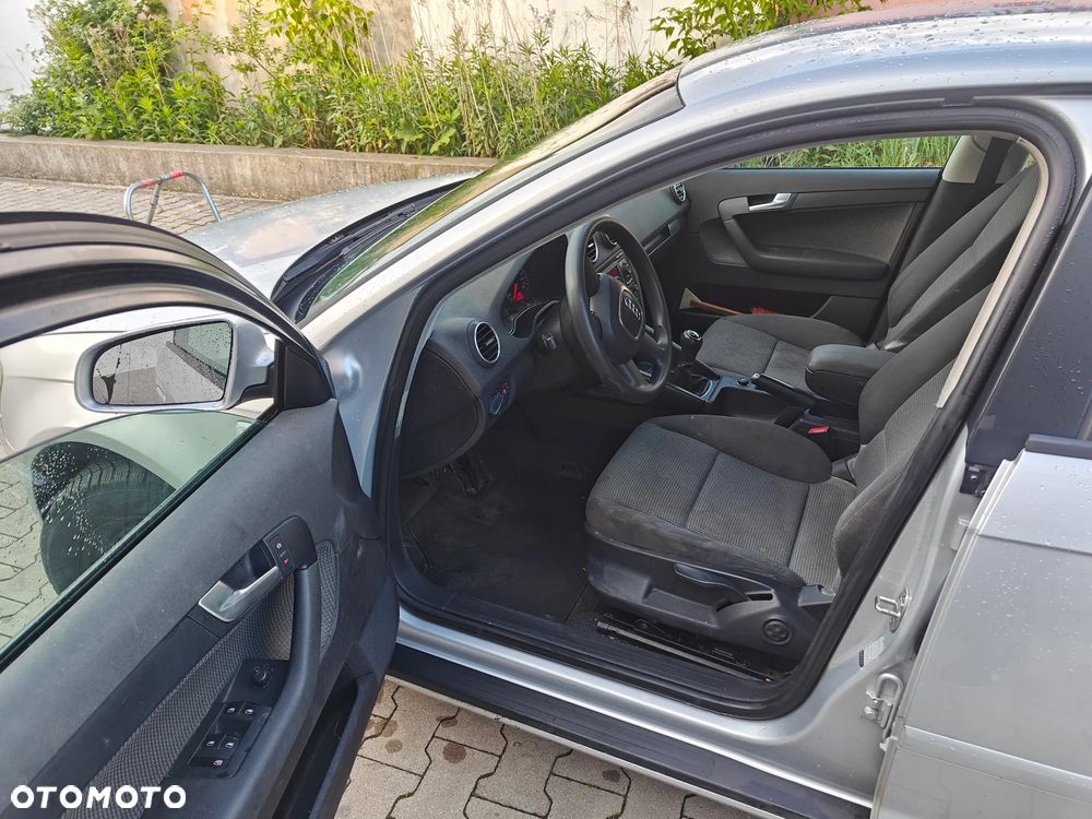 Audi A3 Sportback 1.6 FSI Attraction - 8