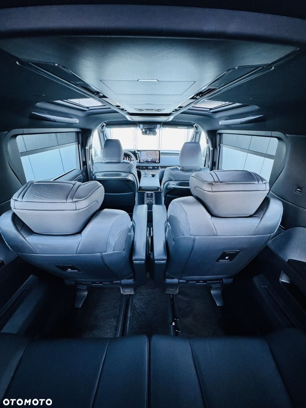 Lexus LM - 30