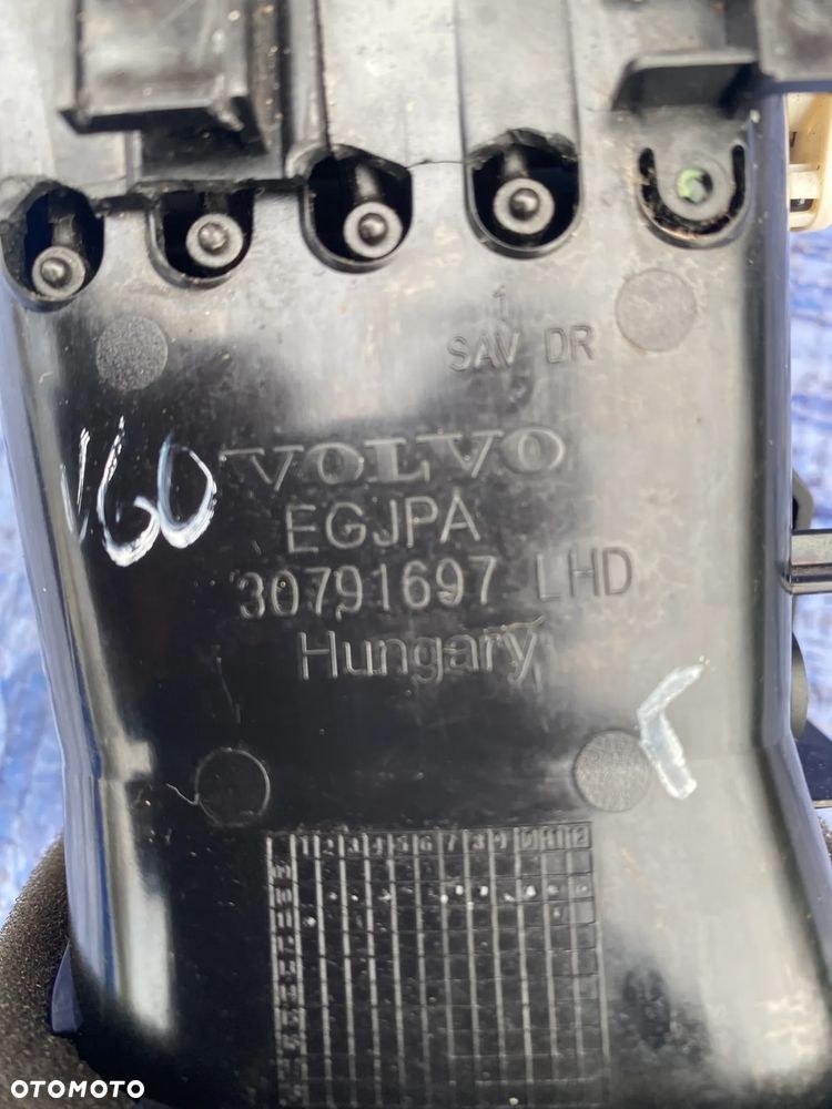 VOLVO S60 II V60 I  11-18r. KRATKA KRATKI NAWIEWU ŚRODKOWA 30791699  30791697 - 6