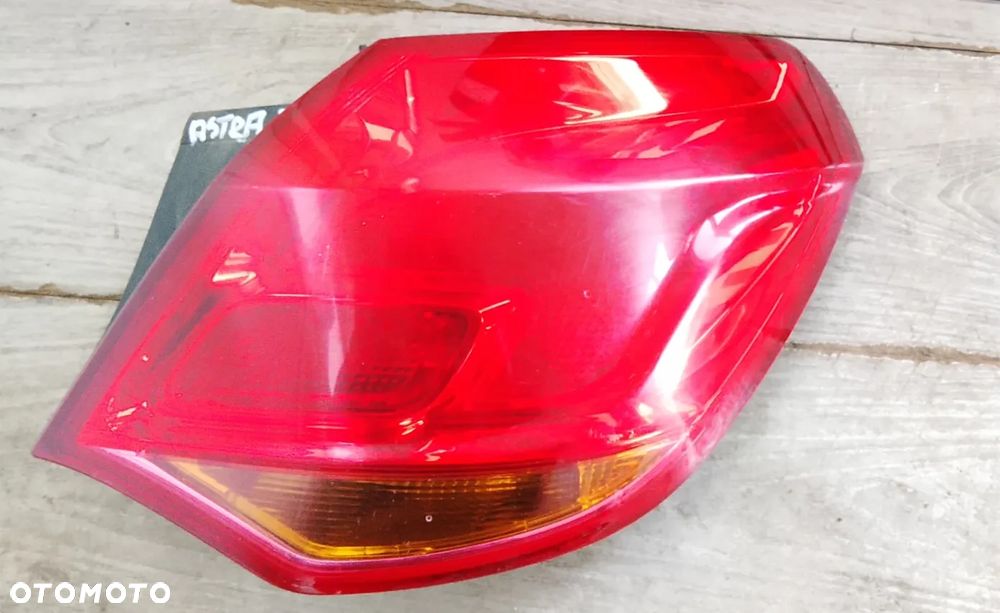 OPEL ASTRA J HB LAMPA PRAWA W BŁOTNIK - 2