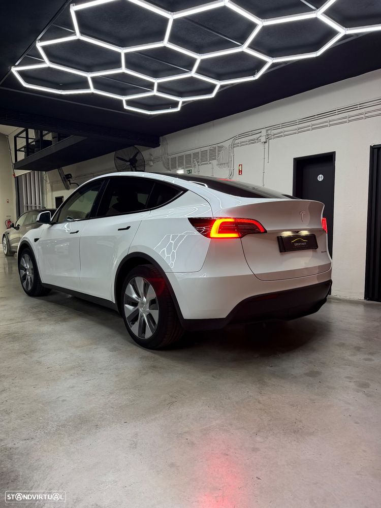 Tesla Model Y - 4