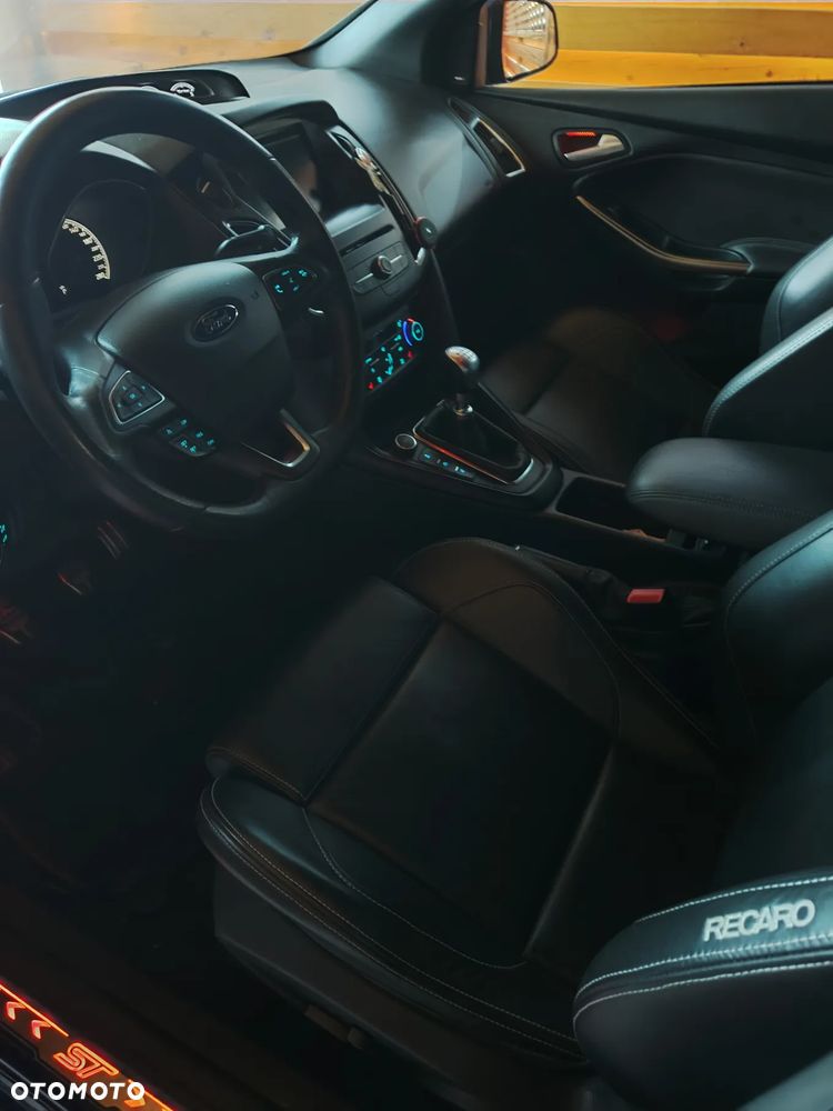 Ford Focus 2.0 EcoBoost ST - 15