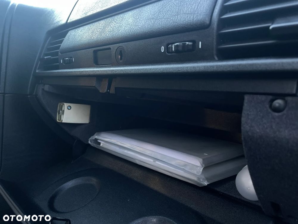BMW Seria 3 323i - 12