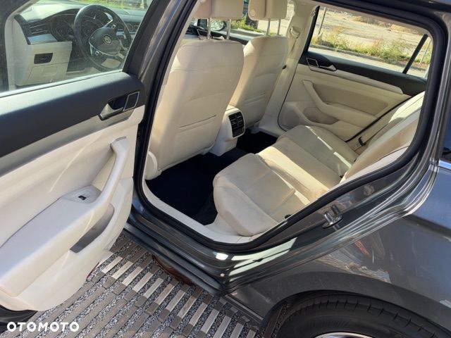 Volkswagen Passat - 17