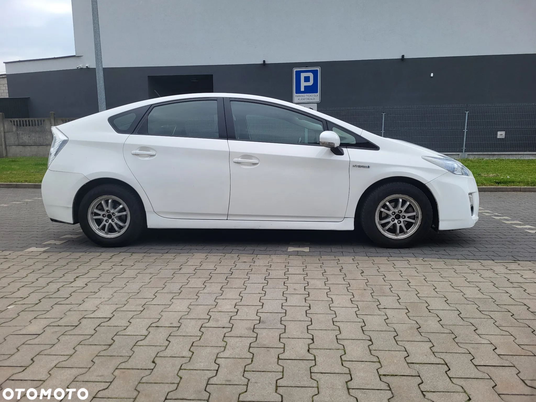 Toyota Prius (Hybrid) - 2
