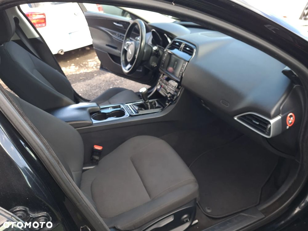 Jaguar XE 2.0 D Prestige - 8