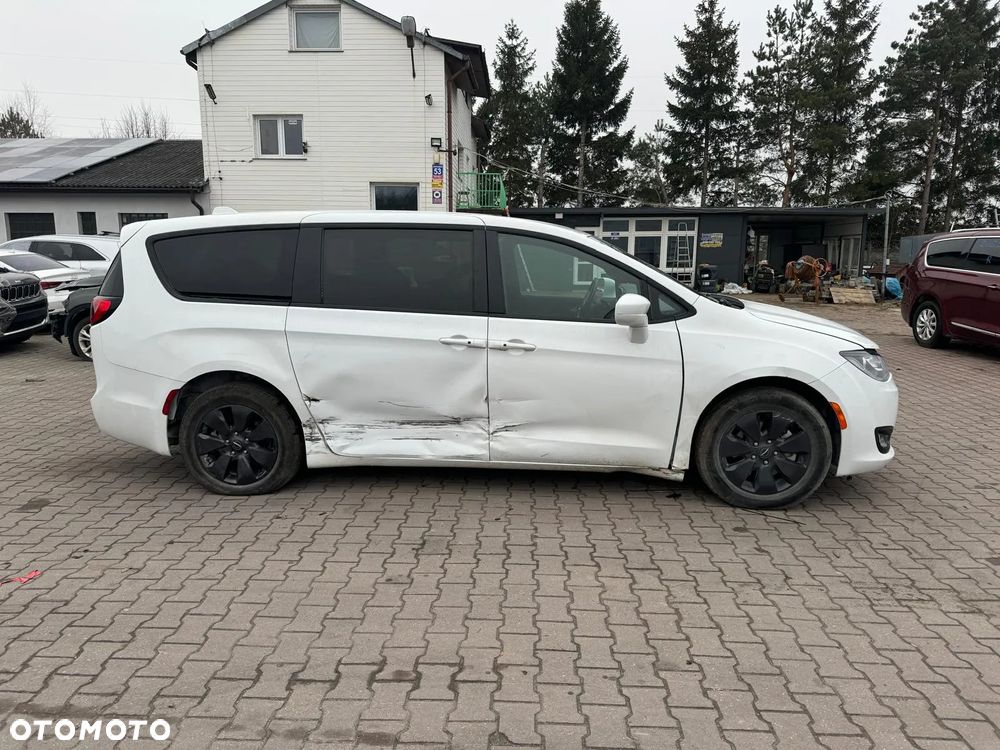 Chrysler Pacifica - 4