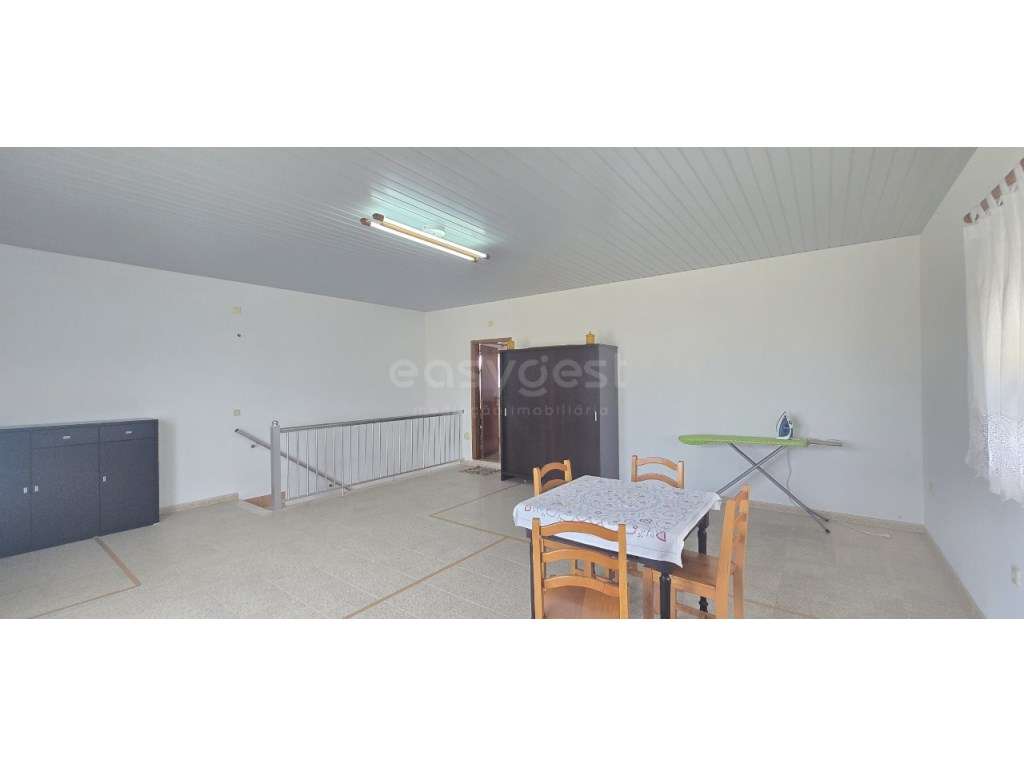 Moradia T2 inserida num lote de 1060 m2 proximo de Vieira de Leiria - Grande imagem: 3/9