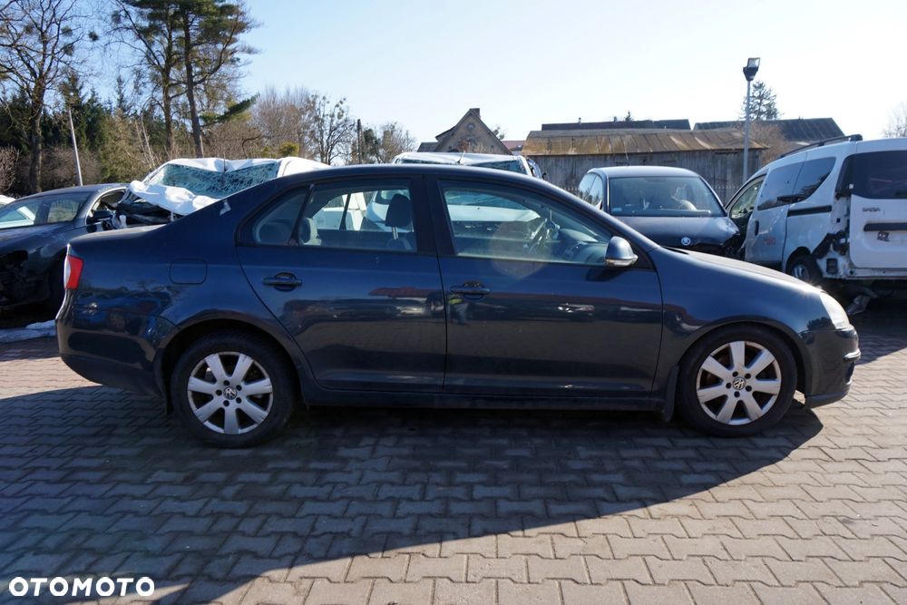VOLKSWAGEN JETTA V SEDAN 2007 LC5F 1.9 TDI BXE 105KM JCR SZARY na części - 6
