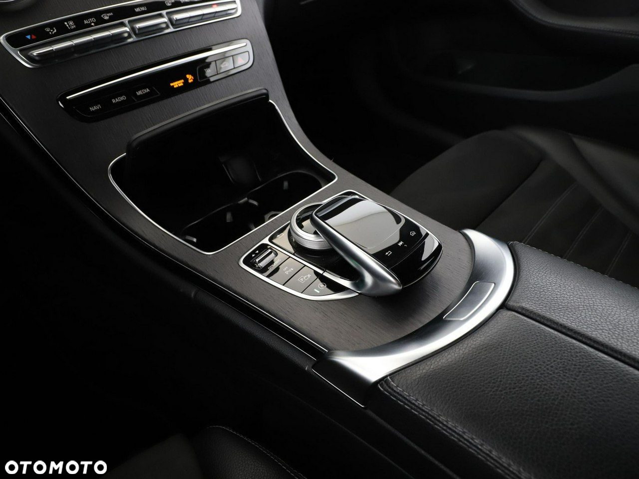 Mercedes-Benz Klasa C 300 d T 4Matic 9G-TRONIC AMG Line - 33