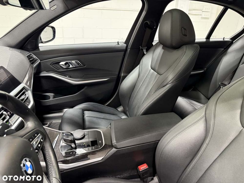 BMW Seria 3 330i xDrive M Sport - 9