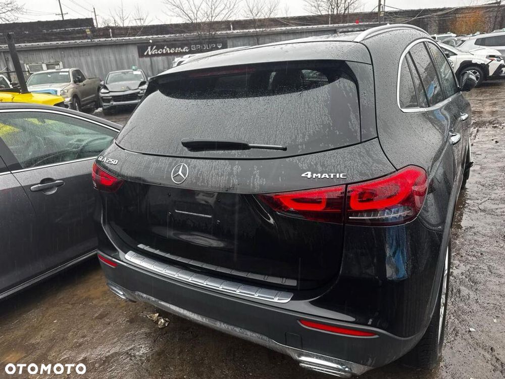 Mercedes-Benz GLA 250 4Matic 7G-DCT Urban - 11