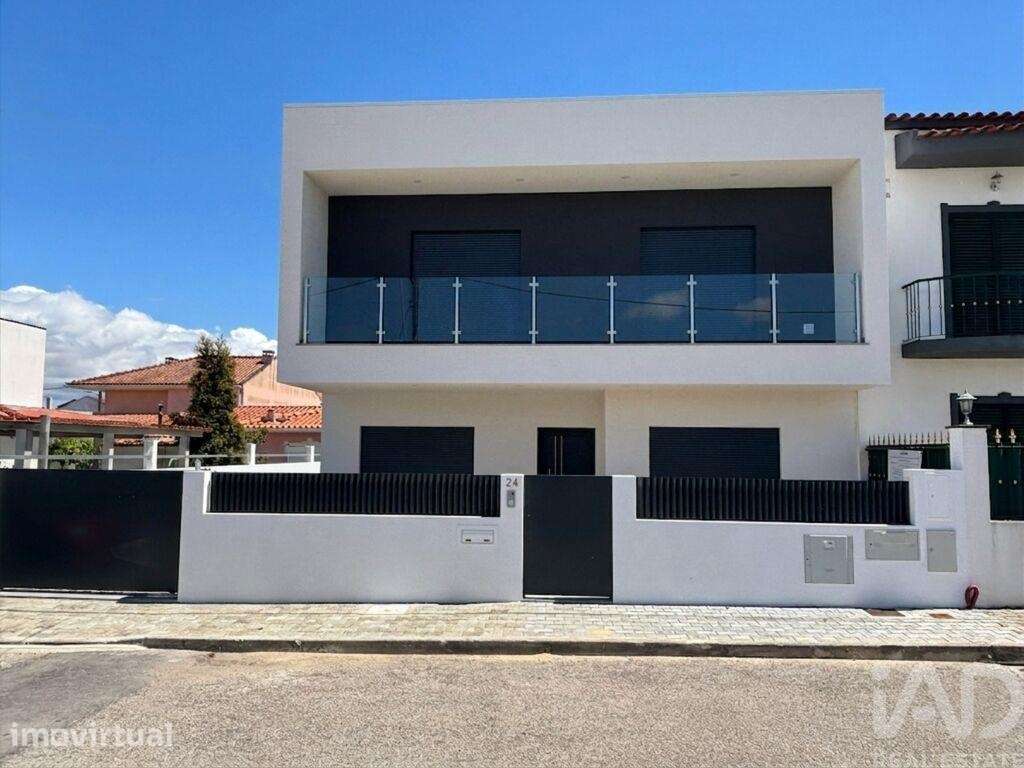 Casa T4 em Amora de 200,00 m2 - Grande imagem: 2/27