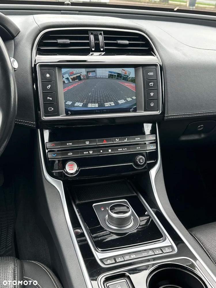 Jaguar XE 20d R-Sport - 14