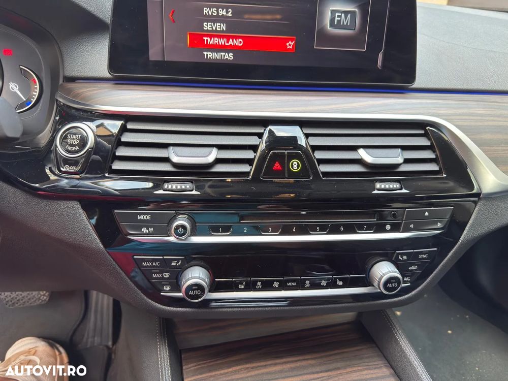 BMW Seria 5 530i xDrive Touring Aut. Luxury Line - 32