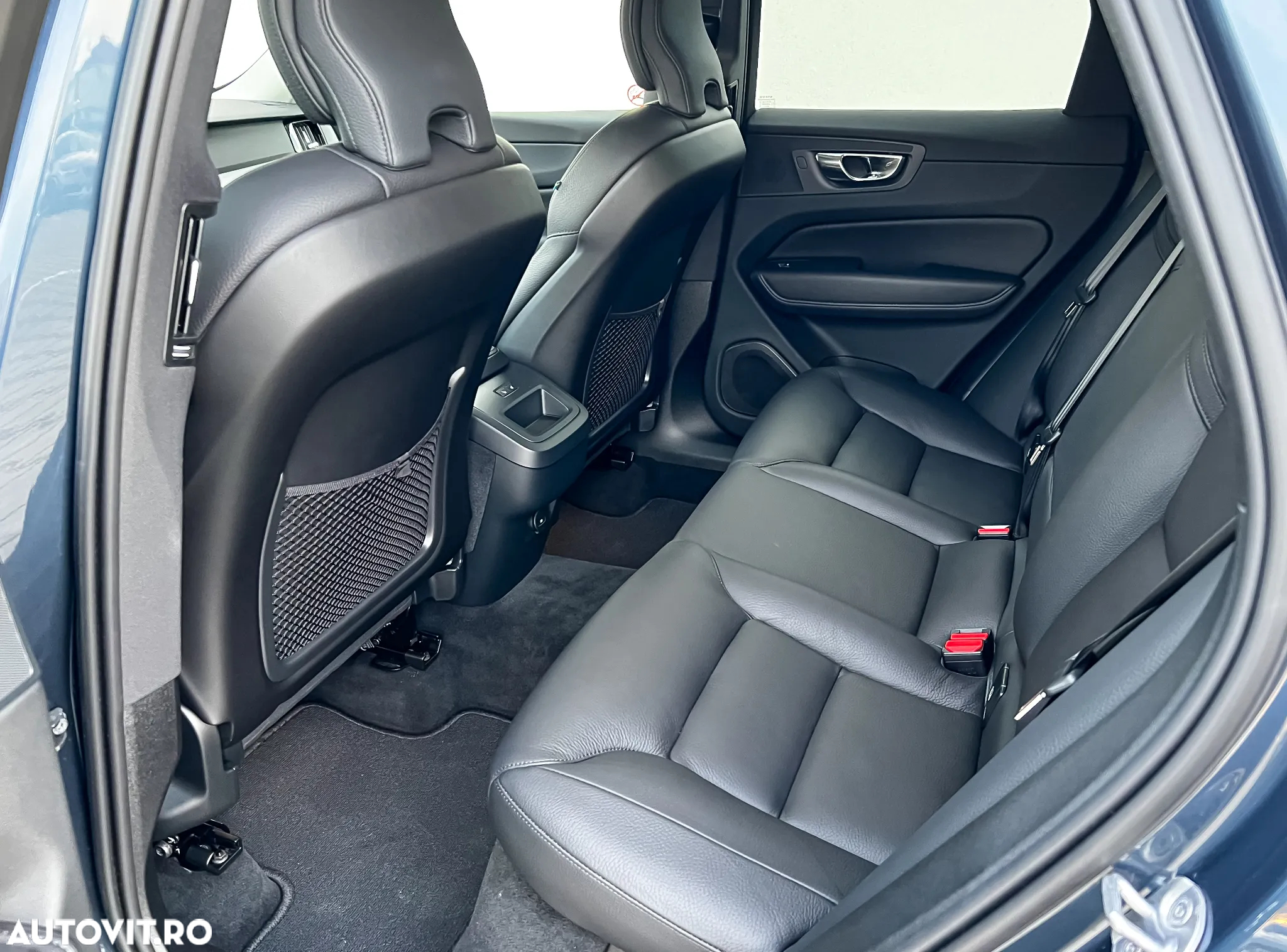 Volvo XC 60 B4 MHEV AT AWD Plus Dark - 15