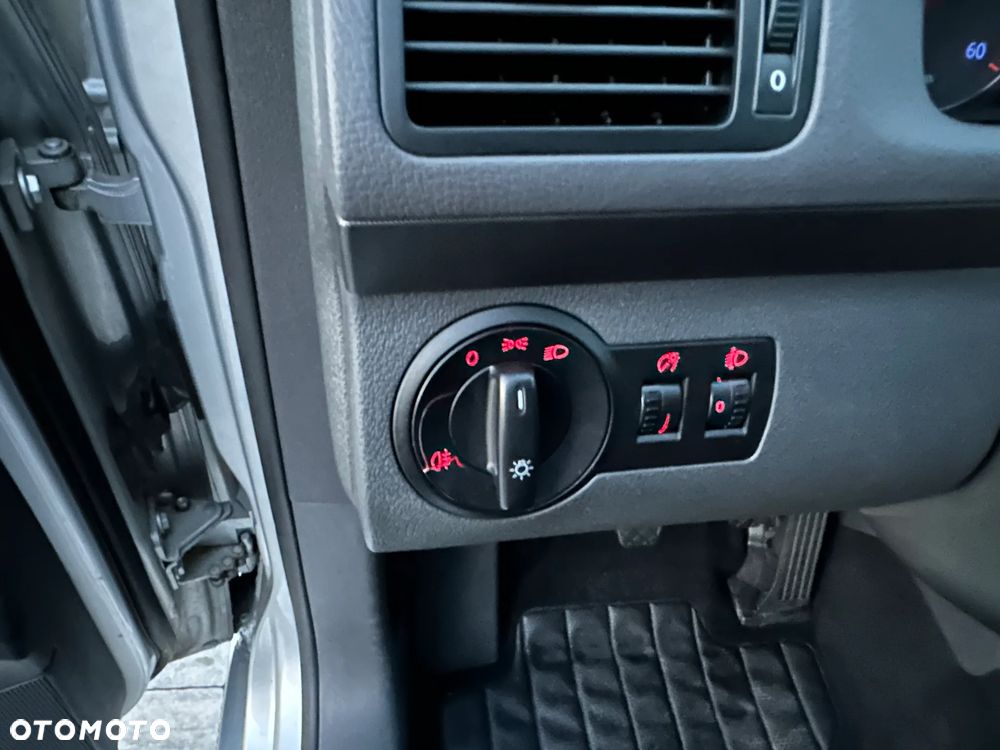 Volkswagen Touran - 12