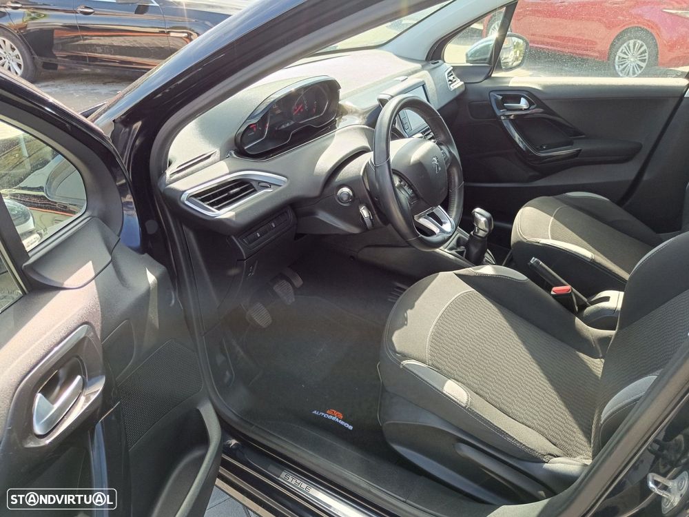 Peugeot 208 1.2 VTi SE Style - 16