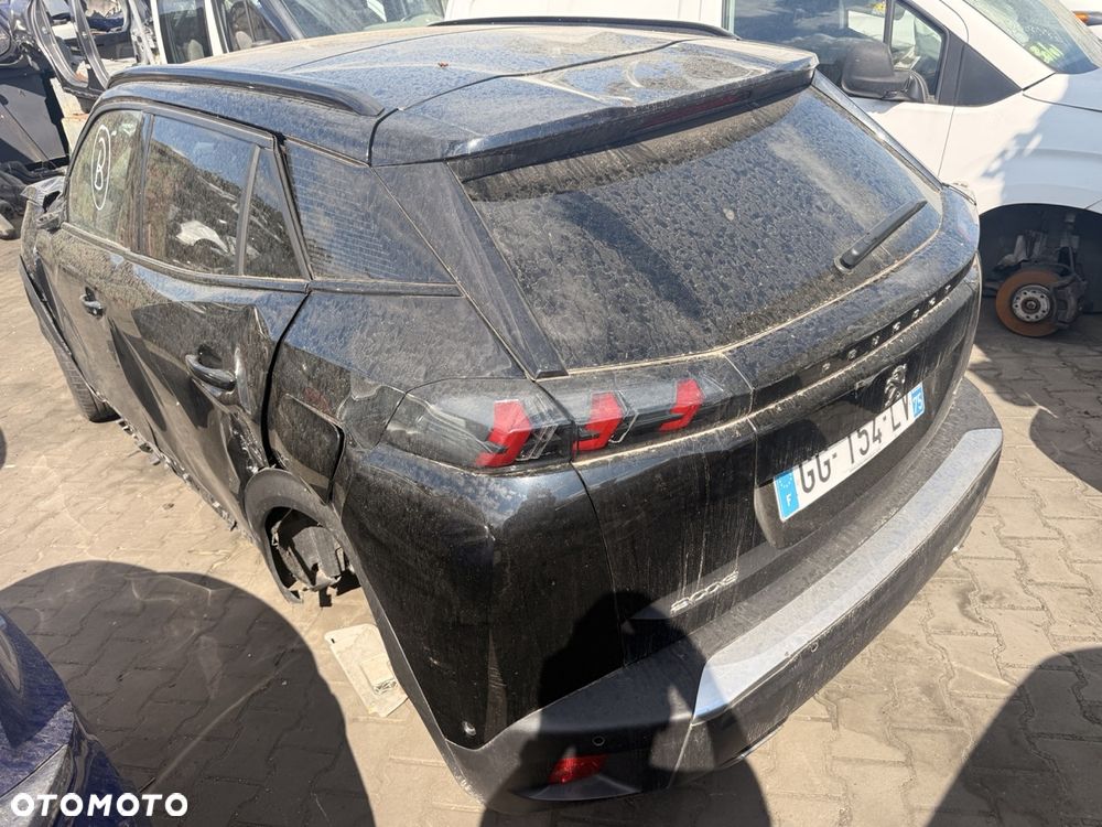 Peugeot 2008 PureTech 130 EAT8 GT - 4