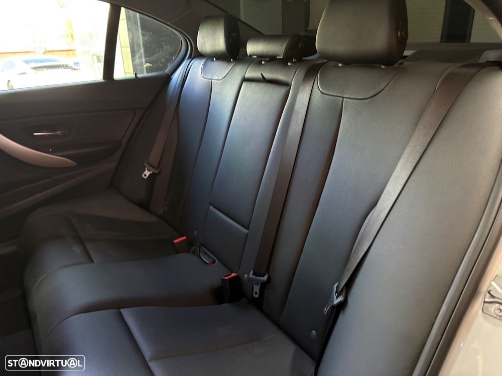BMW 318 d Aut. Sport Line - 37