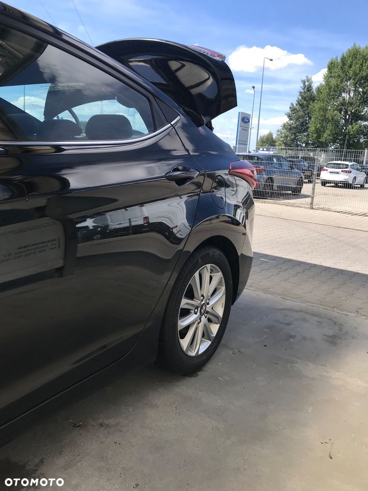 Hyundai Elantra 1.6 Classic + - 18