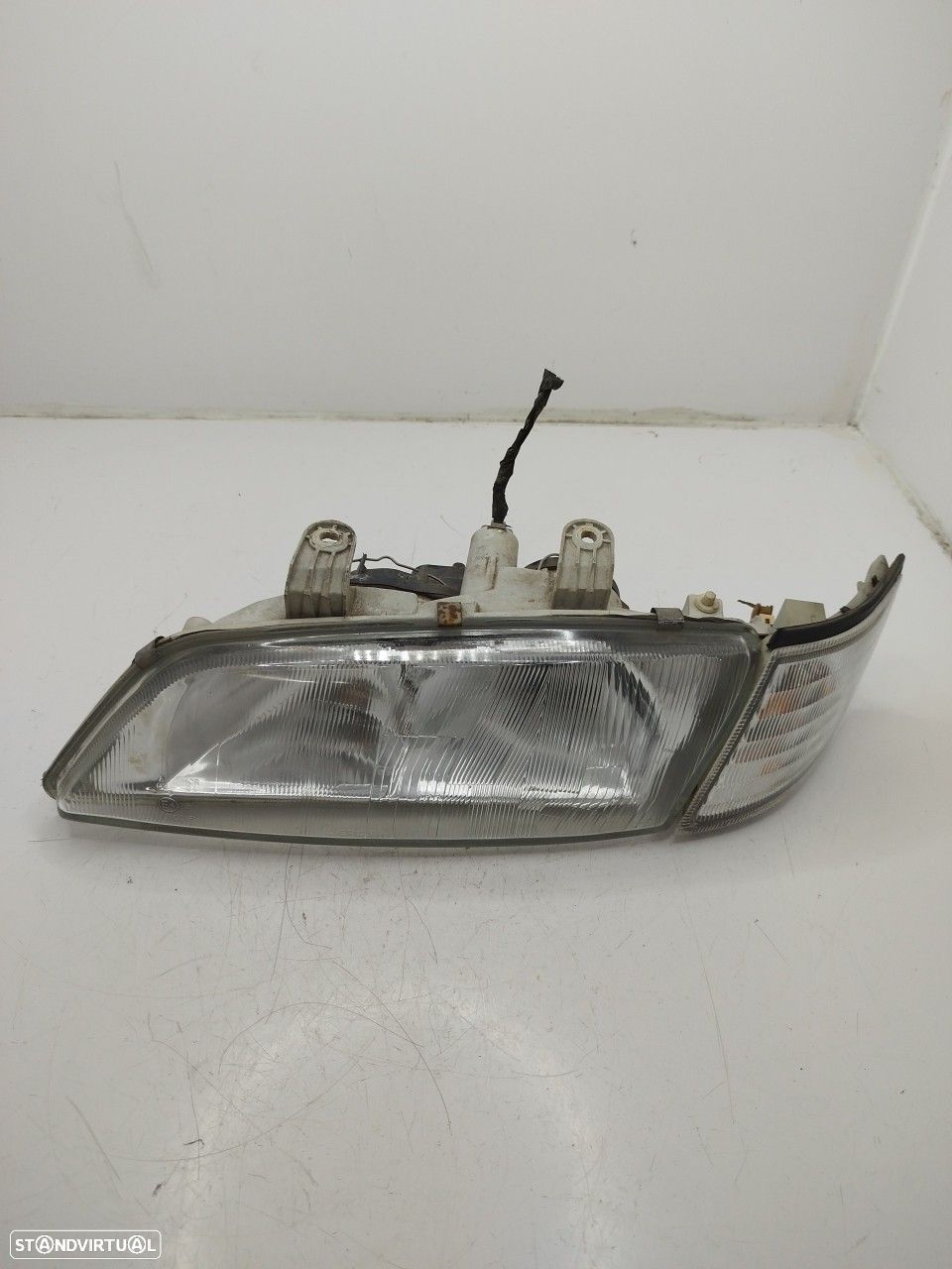 Farol/ Otica Dianteiro Esq Nissan Primera (P11) - 1