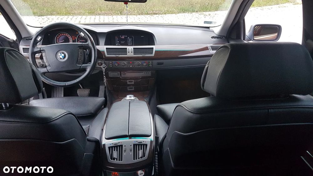 BMW Seria 7 745i - 8