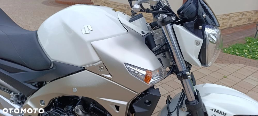 Suzuki GSR - 27