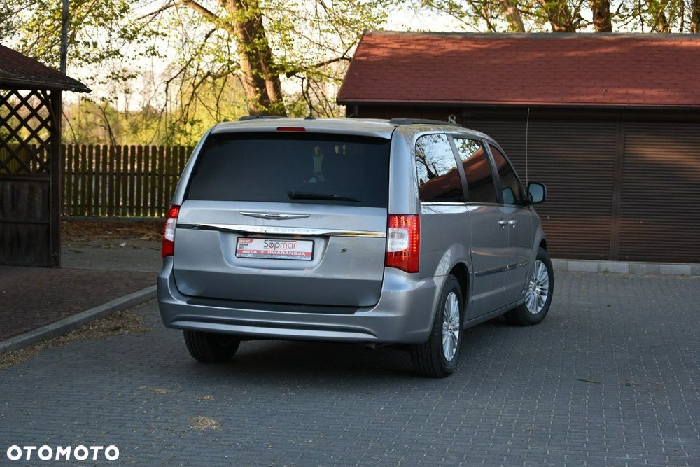 Chrysler Town & Country - 6