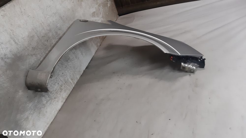 * OPEL ZAFIRA B Z157  BŁOTNIK PRZÓD PRZEDNI PRAWY SREBRNY - 2