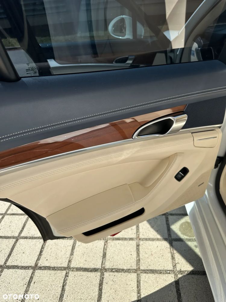 Porsche Panamera Turbo PDK - 22