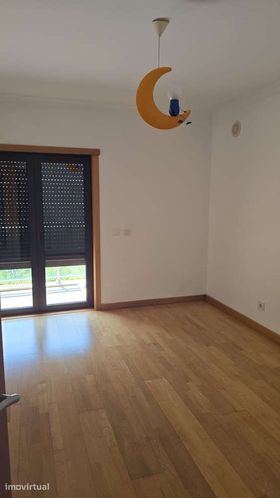 Apartamento T3 com garagem e varanda em Sacavém - Grande imagem: 4/13
