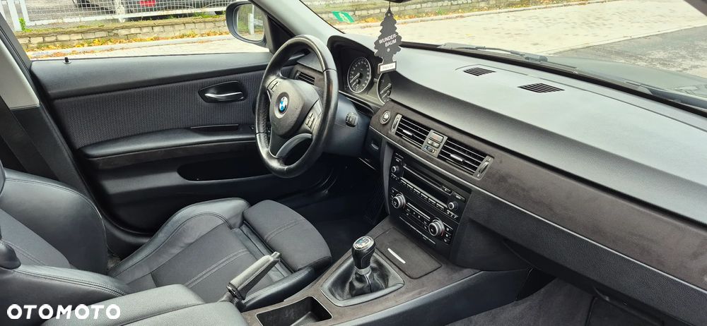 BMW Seria 3 320d DPF Touring - 24