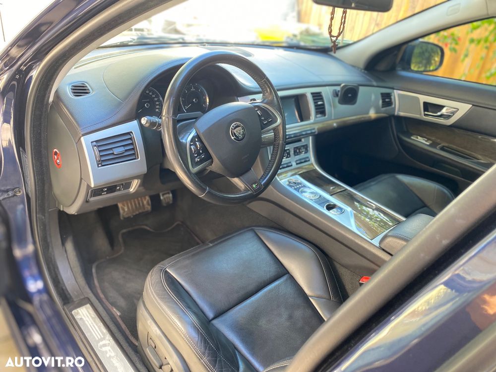 Jaguar XF 2.2D Premium Luxury - 4