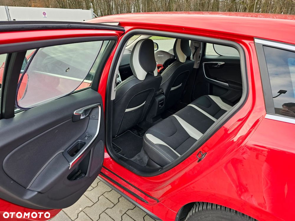 Volvo V60 T6 AWD R-Design - 9