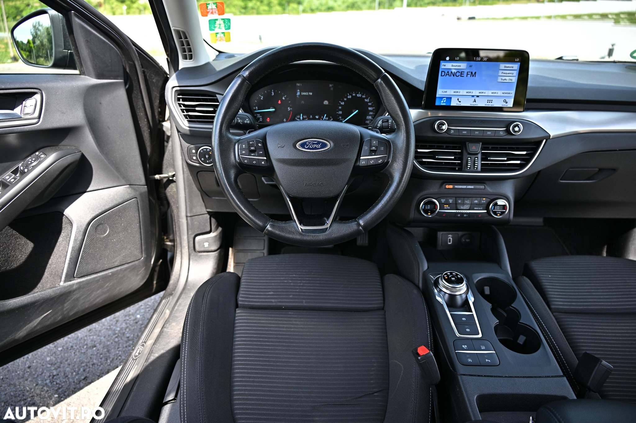 Ford Focus Turnier 1.5 EcoBlue Start-Stopp-System Aut. TITANIUM - 6