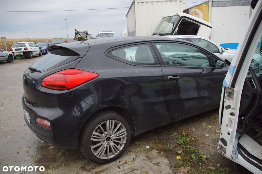Auto na części - Kia ProCeed Pro_cee'd II 1.6 CRDI 110 KM D4FB WDJ6 WK 2014R Silnik Skrzynia Drzwi Klapa Błotnik Zderzak Lampa Szyba Lusterko Deska Kokpit Sterownik Moduł Czujnik Licznik Kierownica Panel - 4