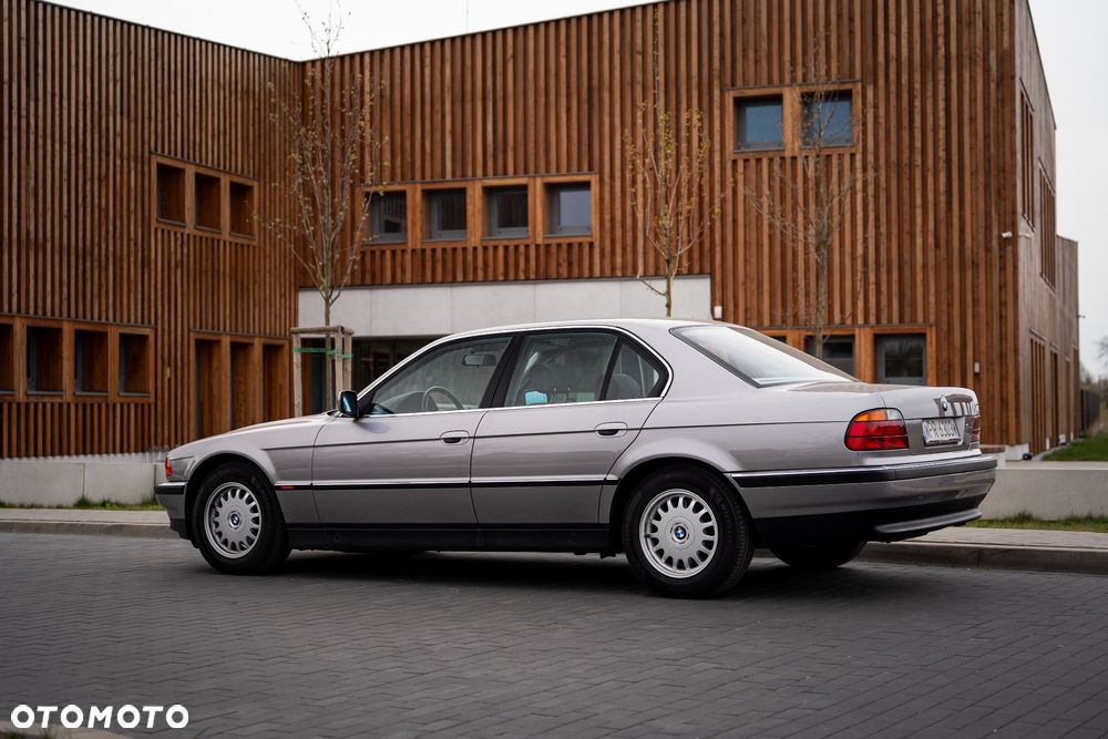 BMW Seria 7 730i - 8