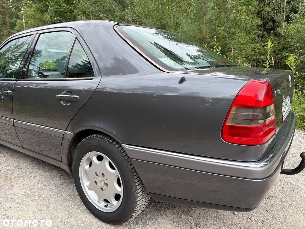 Mercedes-Benz Klasa C 180 T Elegance - 30