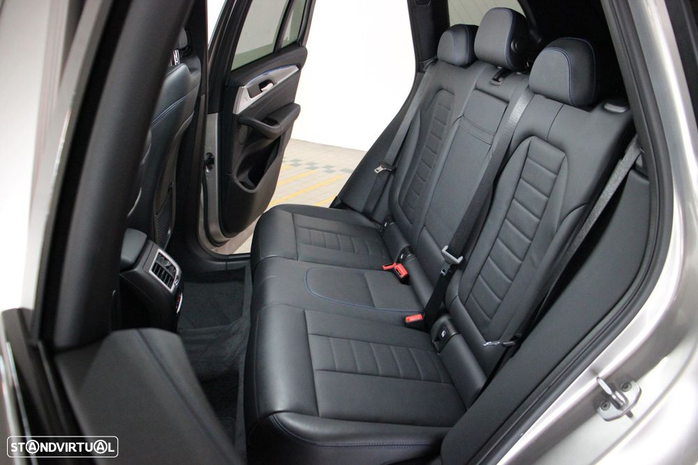 BMW iX3 M Sport Impressive - 13