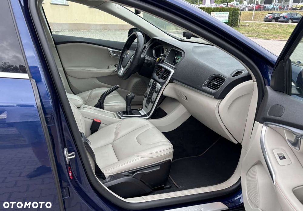 Volvo V40 Cross Country - 9